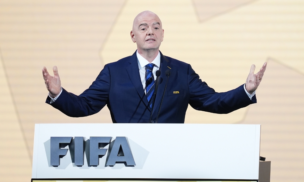 伊卡尔迪想知道女儿是否是亲生的，要求做亲子鉴定.